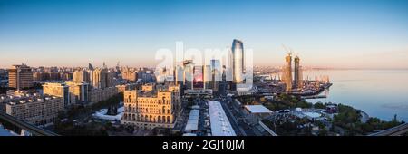 Aserbaidschan, Baku. Skyline mit Dom Sowjetisches Regierungsgebäude. Stockfoto