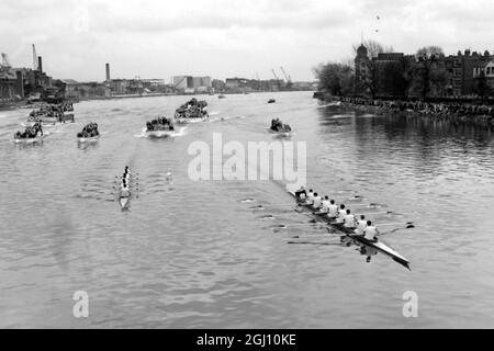 1. APRIL 1961 CAMBRIDGE GEWINNT DAS BOOTSRENNEN DER OXFORD-CAMBRIDGE UNIVERSITY IN LONDON, ENGLAND. Stockfoto