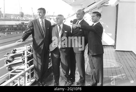 NEIL HARVEY TOURISTEN DER AUSTRALISCHEN CRICKET-NATIONALMANNSCHAFT IN TILBURY, ESSEX 21. APRIL 1961 Stockfoto