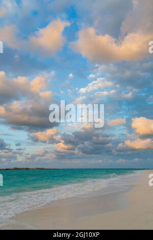 Bahamas, Little Exuma Island. Sonnenuntergang am Meer. Kredit als: Don Paulson / Jaynes Galerie / DanitaDelimont.com Stockfoto