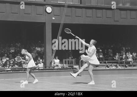 DIE SPIELER CHRISTINE TRUMAN UND ANN HAYDON JONES IM ACTION-DOPPEL BEI DEN WIMBLEDON RASENTENNISMEISTERSCHAFTEN AM 29. JUNI 1961 Stockfoto