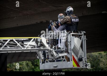 Policists hole the Aktivist*innen, which since of the Brücke compeared have herunter. Anlässlich der Eröffnung der Automobilausstellung (IAA) in München wurde am 07.09.2021 die A94 kurz vor der Ausfahrt zum Messegelände die Autobahn A94 mittels einer abseilen-Aktion von Klimaaktivist*innen blockiert. You have receive to Green washing in the Autoindustry. * am 7. September 2021 wurde die Ausfahrt zur Messe der Autobahn A94 von Klimagerechtigkeitsaktivisten blockiert. Die A94 bringt Autofahrer zur Internationalen Automobilmesse IAA in München. Sie protestieren gegen eine Stockfoto