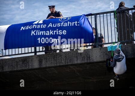 Anlässlich der Eröffnung der Automobilausstellung (IAA) in München wurde am 07.09.2021 die A94 kurz vor der Ausfahrt zum Messegelände die Autobahn A94 mittels einer abseilen-Aktion von Klimaaktivist*innen blockiert. You have receive to Green washing in the Autoindustry. * am 7. September 2021 wurde die Ausfahrt zur Messe der Autobahn A94 von Klimagerechtigkeitsaktivisten blockiert. Die A94 bringt Autofahrer zur Internationalen Automobilmesse IAA in München. Sie protestieren gegen eine „Greenwashing“ der Automobilindustrie. (Foto von Alexander Pohl/Sipa USA) Stockfoto