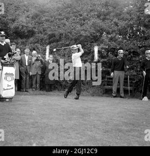 JERRY BARBER J- GOLF KAPITÄN IN AKTION GOLF US RYDER CUP TEAM ÜBEN 9 OKTOBER 1961 Stockfoto