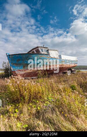 Kanada, Nova Scotia, Marie Joseph. Zerstörtes Fischerboot aus Holz. Stockfoto