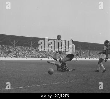 TORHÜTERIN LESLIE VOM WEST HAM UNITED FOOTBALL CLUB IN AKTION 14. OKTOBER 1961 Stockfoto