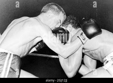 BOXER ALPHONSE HALIMI V JOHNNY CALDWELL - BOXEN IN LONDON - 1. NOVEMBER 1961 Stockfoto