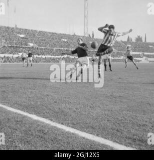 FUSSBALL INTER CITIES MESSEN CUP ROMAS YOUNG & LOSI GEHEN FÜR DEN BALL 16. DEZEMBER 1961 Stockfoto