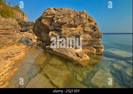 Kanada, Ontario, Bruce Peninsula National Park. Kalksteinfelsen entlang der Georgian Bay. Kredit als: Mike Grandmaison / Jaynes Gallery / DanitaDelimont. com Stockfoto