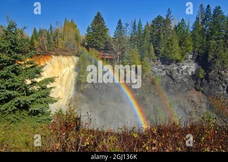 Kanada, Ontario, Kakabeka Provincial Park, Rainbow on Kakabeka Falls. Kredit als: Mike Grandmaison / Jaynes Gallery / DanitaDelimont. com Stockfoto