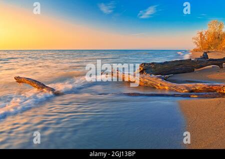 Kanada, Ontario, Point Pelee National Park. Driftwood am Lake Erie Shoreline bei Sonnenaufgang. Kredit als: Mike Grandmaison / Jaynes Gallery / DanitaDelimont Stockfoto