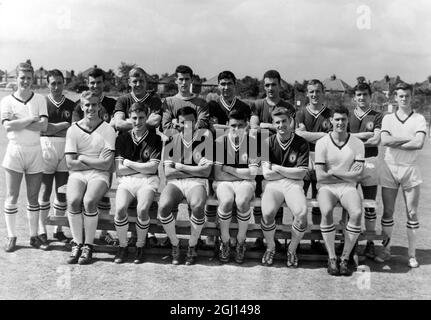 MIKE HARRISON MIT DEM CHELSEA FOOTBALL TEAM CLUB - ; 30. JULI 1962 Stockfoto