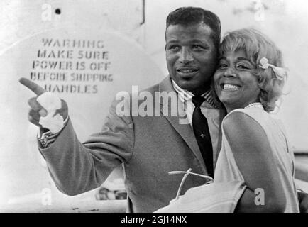31. AUGUST 1962 BOXER SUGAR RAY ROBINSON, MIT SEINER FRAU EDNA, ZEIGT SEINEN WEG NACH LONDON, WO ER GEGEN DEN EHEMALIGEN CHAMPION TERRY DOWNES KÄMPFEN WIRD. AN BORD DES LINERS 'QUEEN ELIZABETH' IN NEW YORK, USA. Stockfoto