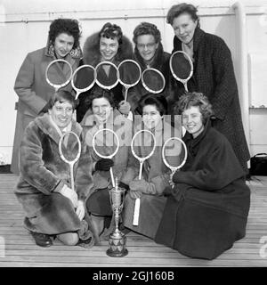 3. JANUAR 1963 DAS BRITISCHE SQUASHTEAM KOMMT MIT DEM QUEEN MARY LINER IN NEW YORK, USA, AN. ANNA CRAVEN SMITH; PAULINE WEISS; FRAU MARSHALL; MARY MUNCASTER; JANET BISLEY; SHEILA MACINTOSH; CLAIRE HARGREAVES; JENNIFER CRANE. Stockfoto