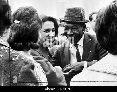 18. FEBRUAR 1963 PELE WIRD BEI DER ANKUNFT AM CONGONNHAS AIRPORT IN SAO PAULO, BRASILIEN, VON FANS BEGRÜSST. Stockfoto