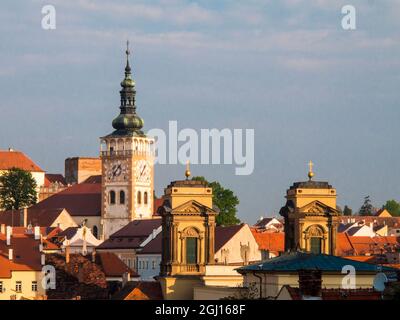 Europa, Tschechische Republik, Südmähren, Mikulov. Der Turm und der Kirchturm von St. Wenzel in der Stadt Mikulov, Tschechische Republik. Stockfoto