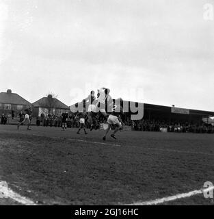 FUSSBALL FRANKREICH V ITALIEN JUGEND GALLINA BEGUE & ANDERE IN AKTION ; 15. APRIL 1963 Stockfoto