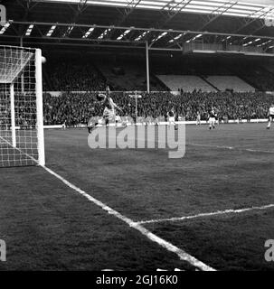 FUSSBALL NORDIRLAND V ENGLAND JUGEND JENNINGS RETTET FÜR ENGLAND ; 23. APRIL 1963 Stockfoto