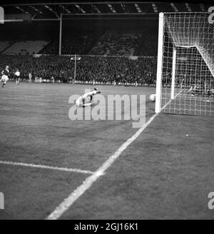 FUSSBALL NORDIRLAND V ENGLAND JUGEND JENNINGS KANN NICHT FÜR ENGLAND SPAREN ; 23. APRIL 1963 Stockfoto