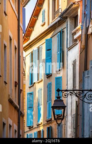 Lamppost und Fenster von Manosque Haus in der Provence Region Südfrankreich. Stockfoto