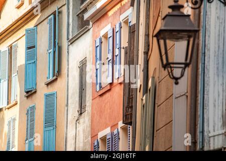 Lamppost und Fenster von Manosque Haus in der Provence Region Südfrankreich. Stockfoto