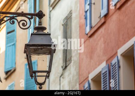 Lamppost und Fenster von Manosque Haus in der Provence Region Südfrankreich. Stockfoto