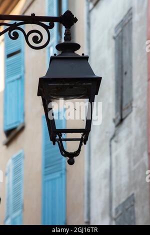 Lamppost und Fenster von Manosque Haus in der Provence Region Südfrankreich. Stockfoto