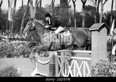 14. MAI 1963 PAT SMYTHE AUF FLANAGAN AUF DER PFERDESHOW IN ROM, ITALIEN. Stockfoto