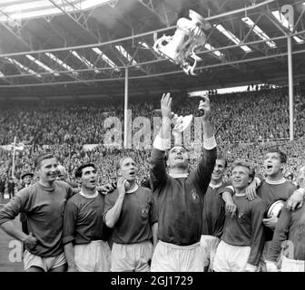 25. MAI 1963 NOEL CANTWELL, DER KAPITÄN VON MANCHESTER UNITED, LÄSST DEN FA CUP IN DIE LUFT, NACHDEM ER LEICESTER 3-1 IM FINALE IN WEMBLEY, LONDON, ENGLAND, BESIEGT HATTE. Stockfoto