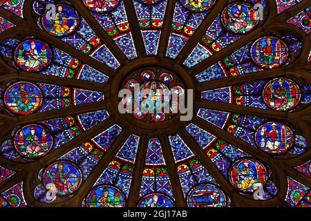 Nördliches Rosenfenster Jungfrau Maria Jesus Jünger Glasmalerei Kathedrale Notre Dame Paris Frankreich. Notre Dame wurde zwischen 1163 und 1250 n. Chr. erbaut. Jungfrau Stockfoto