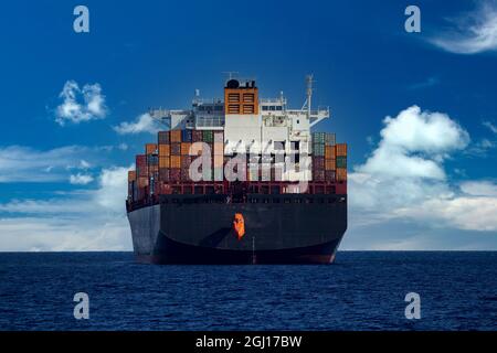 Big Container Schiff im tiefblauen Meer Stockfoto