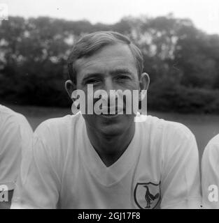 DANNY BLANCHFLOWER FUSSBALLSPIELER DES TOTTENHAM HOTSPUR SPURS FOOTBALL CLUB - PORTRAITS 1963-4 TEAM - ; 2. AUGUST 1963 Stockfoto