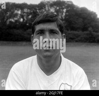 JOHN SMITH FUSSBALLSPIELER DES TOTTENHAM HOTSPUR SPURS FOOTBALL CLUB - PORTRAITS 1963-4 TEAM ; 2. AUGUST 1963 Stockfoto