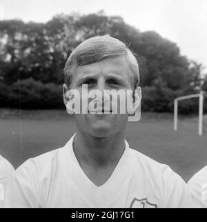 ROGER A SMITH FUSSBALLSPIELER DES TOTTENHAM HOTSPUR SPURS FOOTBALL CLUB - PORTRAITS 1963-4 TEAM - ; 2. AUGUST 1963 Stockfoto