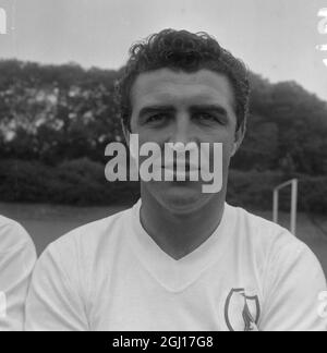 ROBERT BOBBY A SMITH BOBBY FUSSBALLSPIELER DES TOTTENHAM HOTSPUR SPURS FOOTBALL CLUB - PORTRAITS 1963-4 TEAM - ; 2. AUGUST 1963 Stockfoto