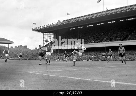 FOOTBALL ARSENAL V WOLVERHAMPTON WOLVES IAN URES 1. AUFTRITT FÜR ARSENAL ; 24. AUGUST 1963 Stockfoto