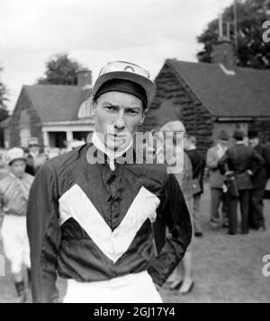 2. SEPTEMBER 1963 LESTER PIGGOTT BEI EINEM FLACHEN PFERDERENNEN IM SANDOWN PARK, ESHER, SURREY, ENGLAND. Stockfoto