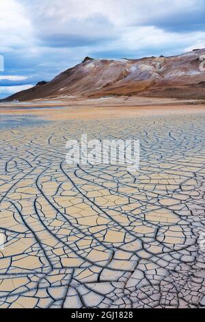 Island, Lake Myvatn District, Hverir Geothermie Gebiet, Schlammflatten. Muster des Trocknungsschlamms in der Nähe der Geothermie. Stockfoto