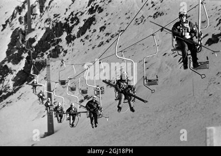 OLYMPISCHE WINTERSPIELE IN INNSBRUCK, ÖSTERREICH - SKILIFTSTÜHLE AUF DEM WEG NACH OBEN ; 28. JANUAR 1964 Stockfoto