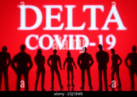 Ukraine. September 2021. In dieser Fotobilder sind vor dem Delta Covid-19-Logo Silhouetten von Figuren zu sehen. (Foto von Pavlo Gonchar/SOPA Images/Sipa USA) Quelle: SIPA USA/Alamy Live News Stockfoto