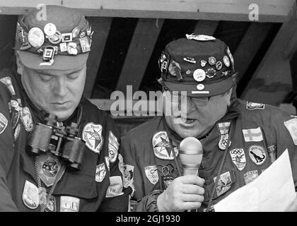 OLYMPISCHE WINTERSPIELE IN INNSBRUCK, ÖSTERREICH - PEKKA TIILIKAINES MIT DEKORATIONEN - ; 3. FEBRUAR 1964 Stockfoto