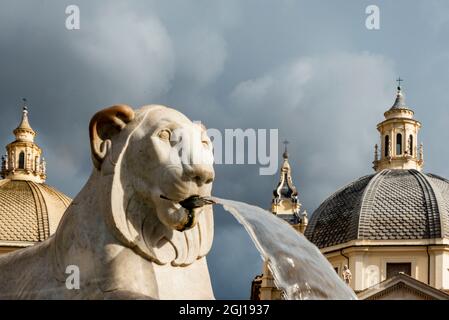 Italien, Rom. Piazza del Popolo, Fontana dei Leoni (Löwenbrunnen), von Giuseppe Valadier (1828). Stockfoto