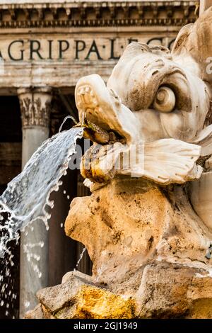 Italien, Rom. Piazza della Rotunda, Nahaufnahme der Fontana del Pantheon. Stockfoto