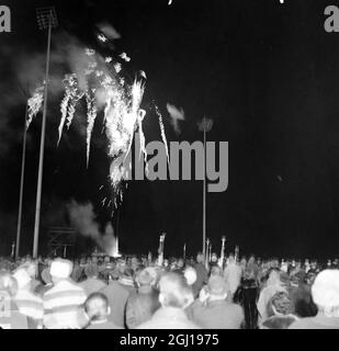 OLYMPISCHE WINTERSPIELE IN INNSBRUCK, ÖSTERREICH - FEUERWERK ABSCHLUSSFEIER ; 10. FEBRUAR 1964 Stockfoto