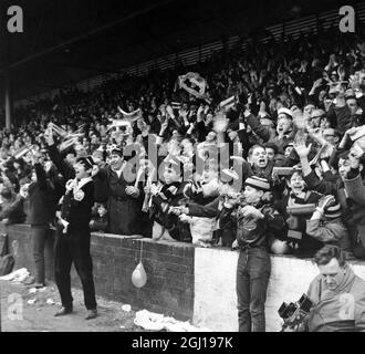 15. FEBRUAR 1964 FUSSBALLFANS VON OXFORD UNITED JUBELN AN, ALS DIE VIER UNDERDOGS DER DIVISION BLACKBURN 3-1 GESCHLAGEN HABEN, UM BIS ZUM VIERTELFINALE DES FA CUPS ZU GEHEN. OXFORD, ENGLAND. Stockfoto