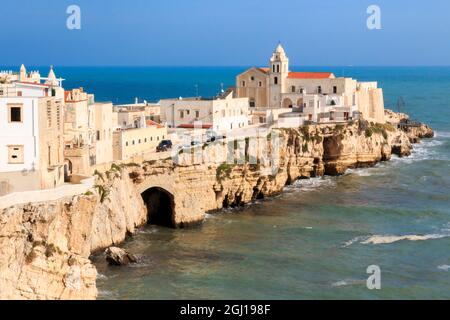 Italien, Foggia, Apulien, Nationalpark Gargano, Vieste. Altstadt von Vieste Stadtbild mit mittelalterlichen Kirche an der Spitze der Halbinsel dieser Fischerei vi Stockfoto