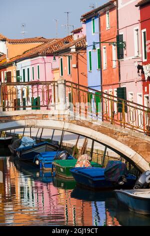 Italien, Burano. Spiegelung der bunten Häuser im Kanal. Stockfoto