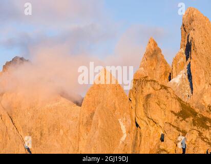 Geisler Berge (Gruppo delle Geisler, Le Geisler, Odles) im Naturpark Puez-Geisler . Die dolomiten des Groedentals (Gröden, Gheirdeina) Stockfoto