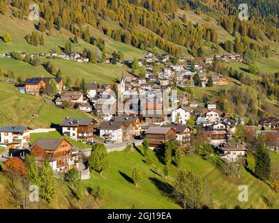 Dorf Selva di Cadore im Val Fiorentina. Die Dolomiten von Venetien sind Teil des UNESCO-Weltkulturerbes. Europa, Mitteleuropa, Italien, Oktober Stockfoto
