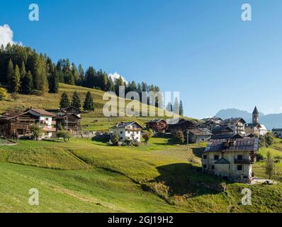 Dorf Sappade, traditionelle alpine Architektur im Tal Val Biois, Italien. Stockfoto